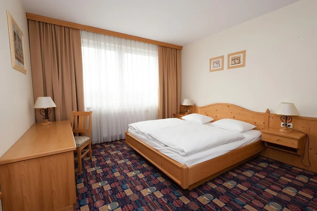 Hotel Partner Varsóvia 3*,