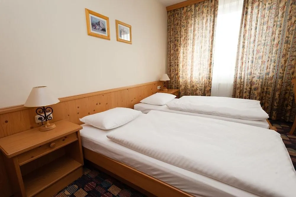 Hotel Partner Varsóvia 3*,